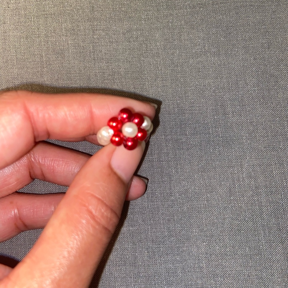 Handmade Glass Bead Daisy Flower Ring - Picture 3 of 4
